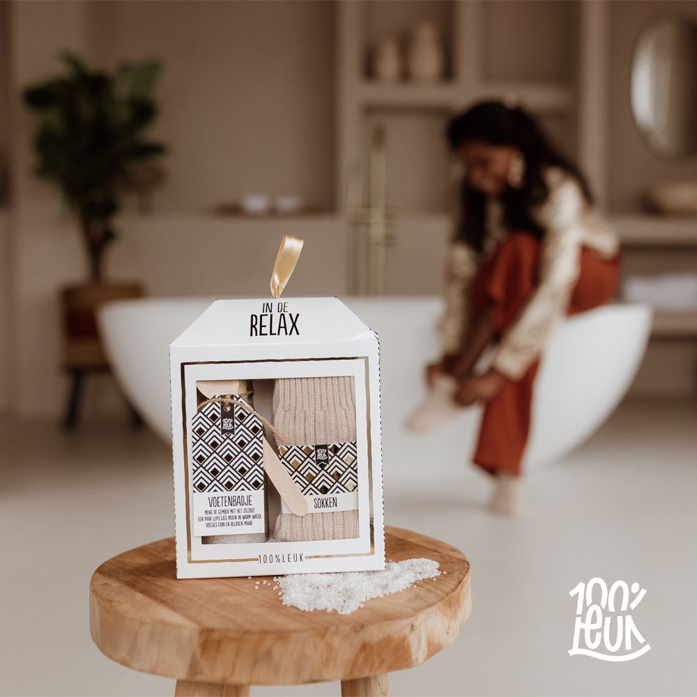 Cadeauset 'In de relax', Voetenbad met sokken – 100% Leuk