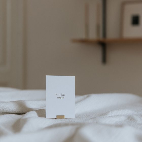 Kaartenhoudertje met goudfolie kaartje 'wij zijn liefde', IKPAKJEIN