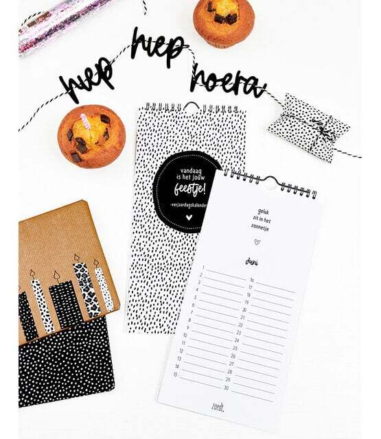 Zwart wit verjaardagskalender met leuke quotes, Zoedt