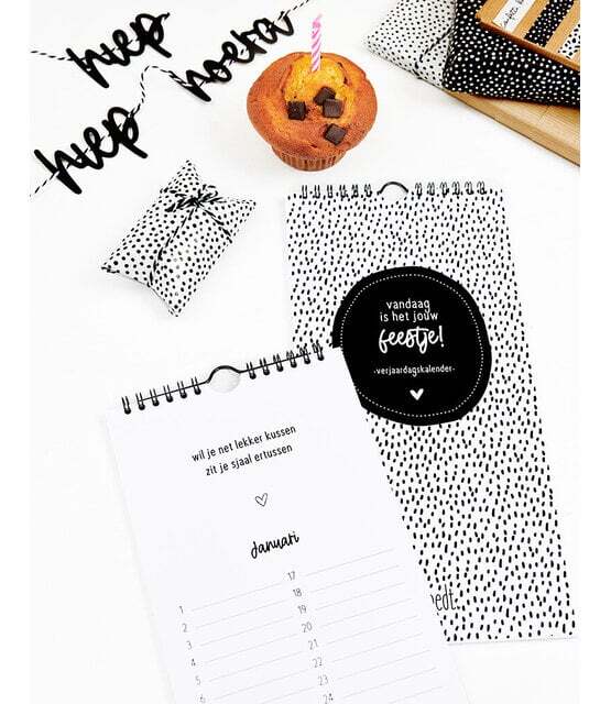 Zwart wit verjaardagskalender met leuke quotes, Zoedt