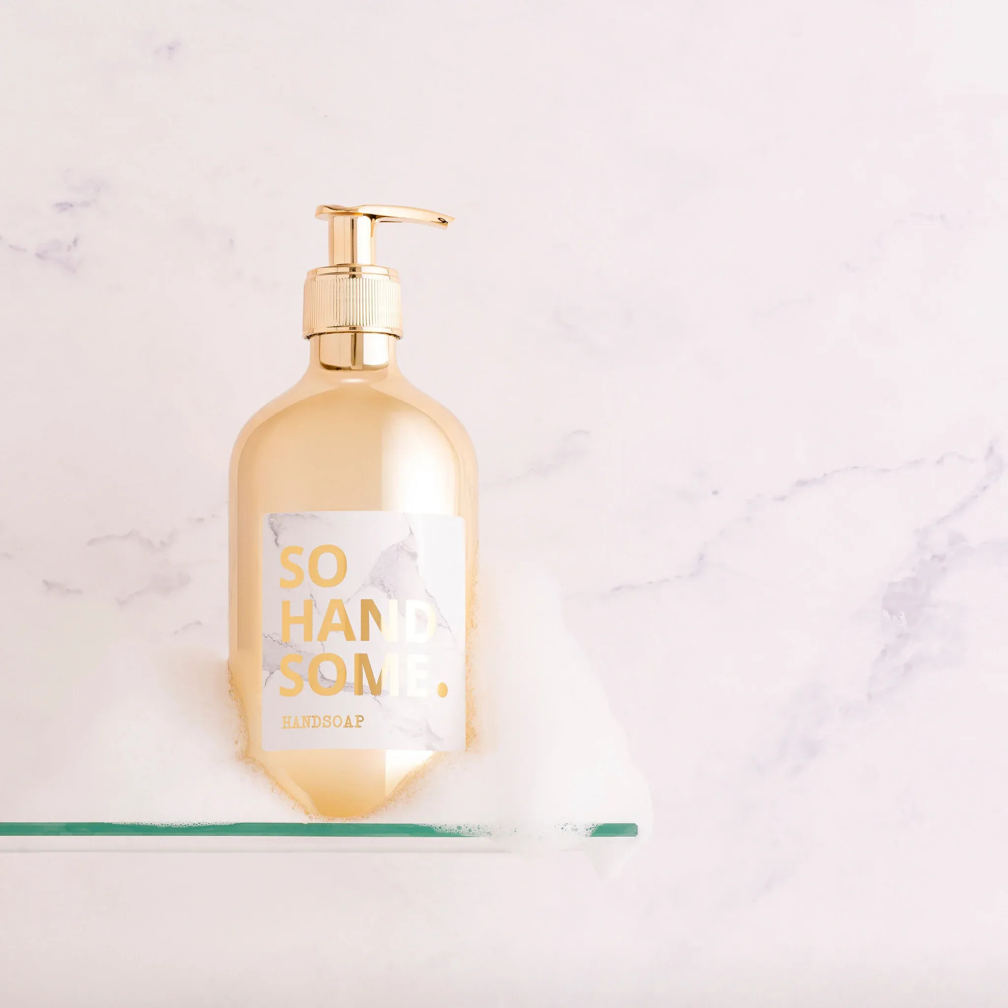 So handsome - Gouden zeeppompje (500 ml), Bottle Language