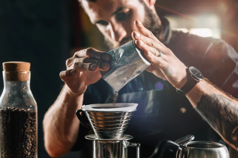 Barista die koffie aan het maken is
