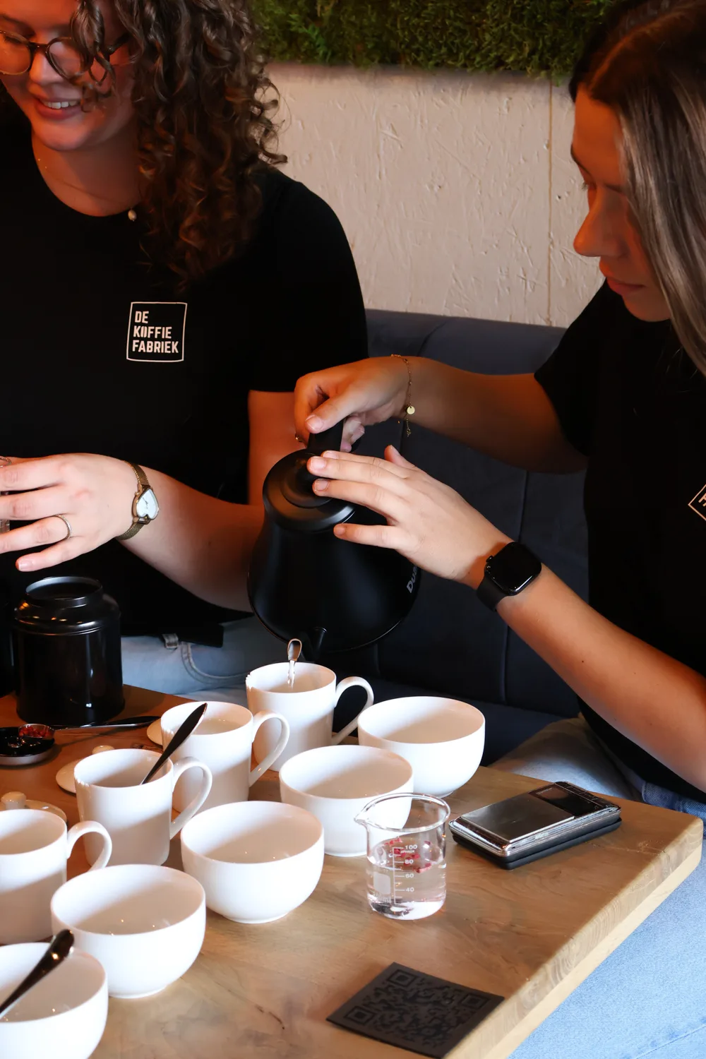 Pien en Roos schenken thee in