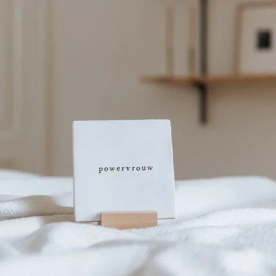 Tegeltje ‘powervrouw’, IKPAKJEIN